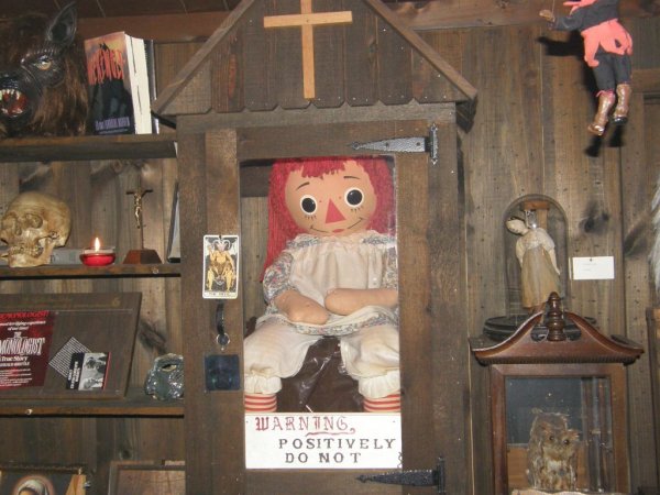 A casa das bonecas é um filme de terror que já está aberto ao