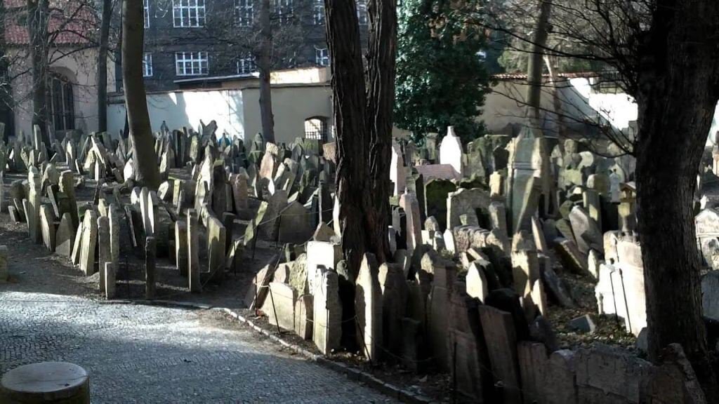 Para Toda a Eternidade, cemitério Old Jewish em Praga, República Tcheca)