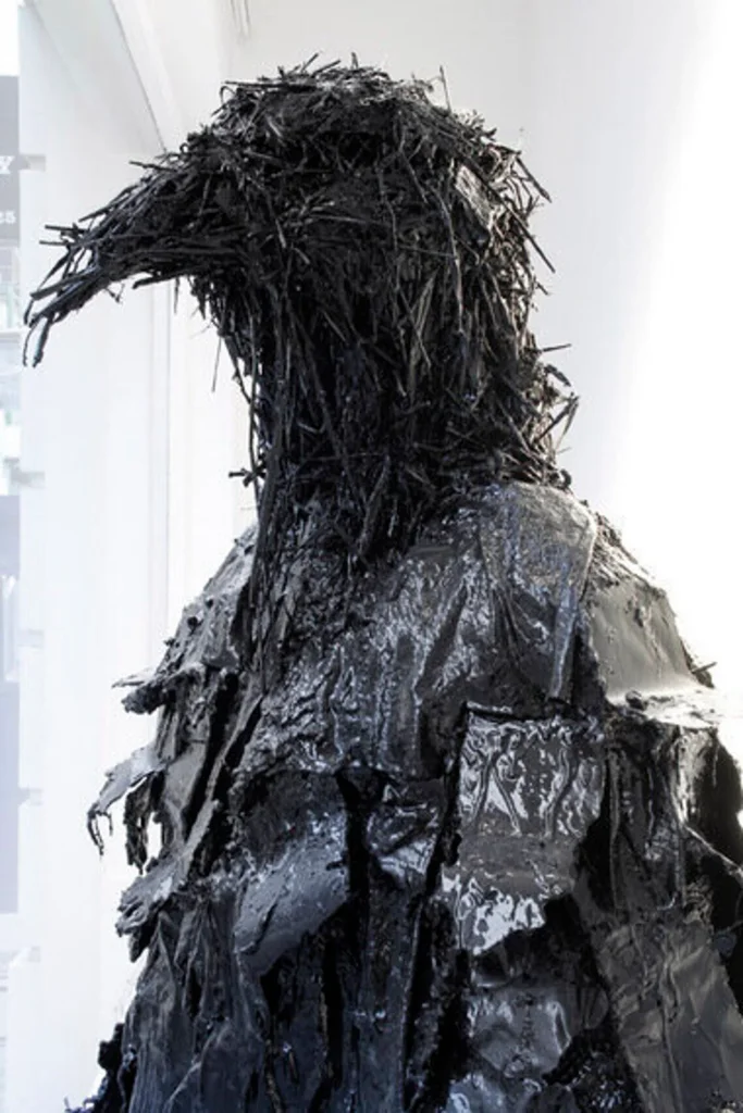 nicola hicks escultura corvo